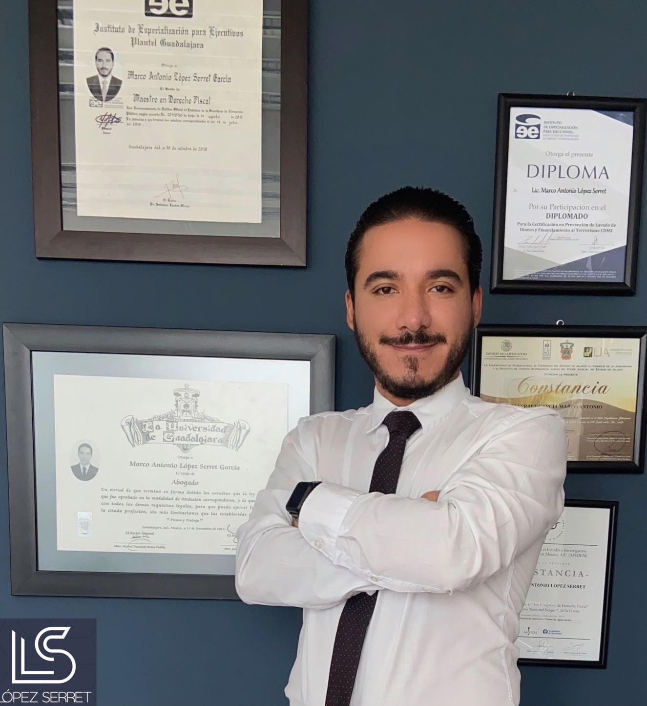 Mtro. Marco Antonio López Serret García con sus títulos y diplomas